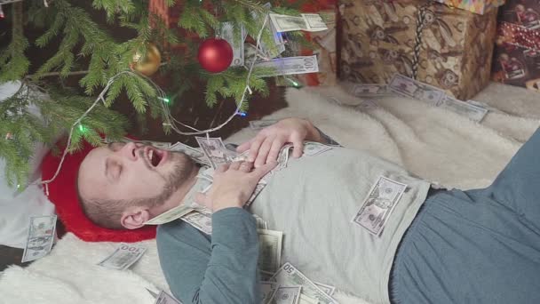 Ένας άντρας σε ένα σωρό από δολάρια μετά τα Χριστούγεννα — Αρχείο Βίντεο