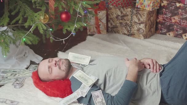 A man in a pile of dollars after Christmas — Stock Video