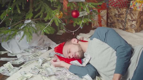 Człowiek z dużą ilością dolarów po świętach Bożego Narodzenia — Wideo stockowe