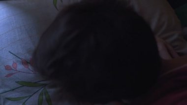 Anne ve küçük oğlu uyanma