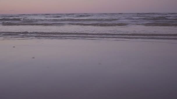海浪在海滩在晚上。框架 — 图库视频影像