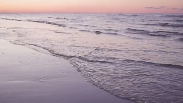 Sea waves at the beach in the evening. gimbal — Stock Video