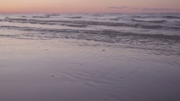 De golven van de zee op het strand in de avond. Gimbal — Stockvideo