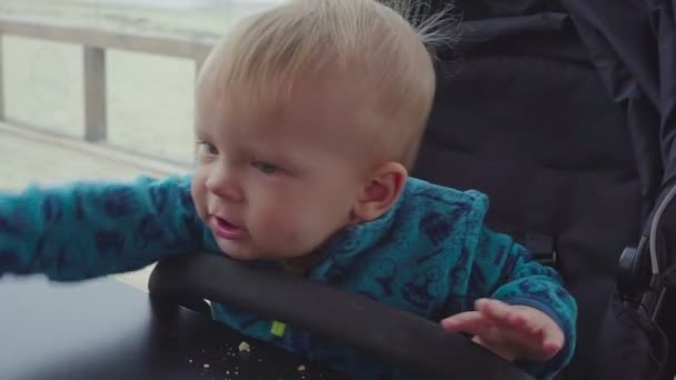 Niños y comida, bebé comiendo panqueques en un restaurante — Vídeos de Stock