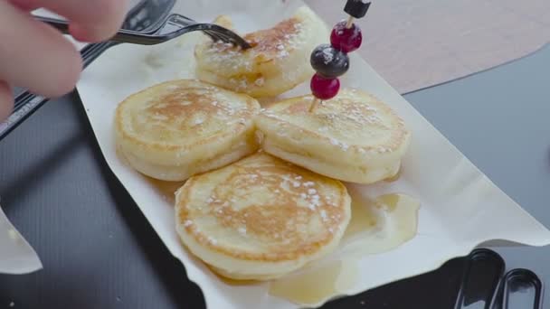 Vrouw lekker pannenkoeken eten in restaurant — Stockvideo