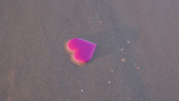 Coração na praia do mar. férias, conceito de amor — Vídeo de Stock