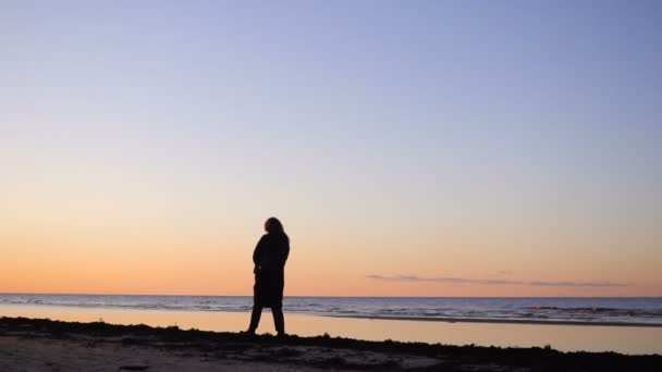 Kvinnor på havet kusten. Silhuetter sunset. — Stockvideo