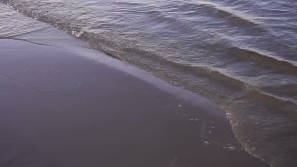 Akşam sahilde dalgalar deniz — Stok video