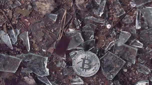 Bitcoin plata cae sobre vidrio roto — Vídeo de stock