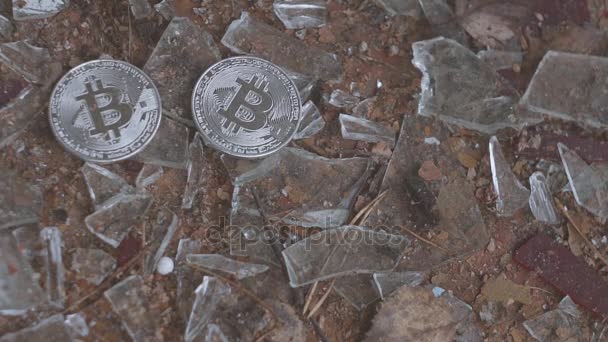 Bitcoin plata cae sobre vidrio roto — Vídeo de stock