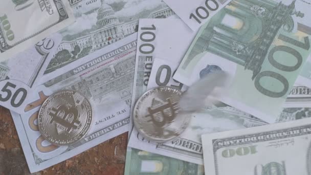 Srebrny bitcoin przypada na dolary i euro. Pieniądze — Wideo stockowe