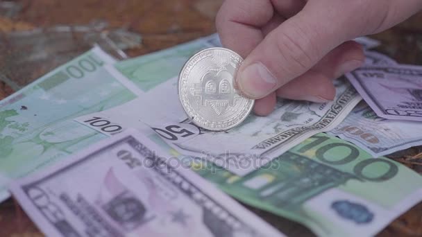 Bitcoin prata cai em dólares e euro. Dinheiro — Vídeo de Stock