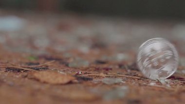 Gümüş bitcoin rulo ve bulanık bir arka plan üzerinde döndürme