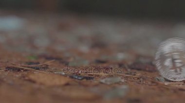 Gümüş bitcoin rulo ve bulanık bir arka plan üzerinde döndürme