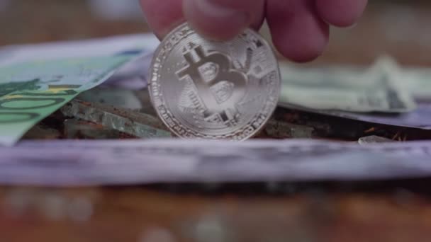 Srebrny bitcoin roll i obrócić na tle pieniędzy. Dolar, euro — Wideo stockowe