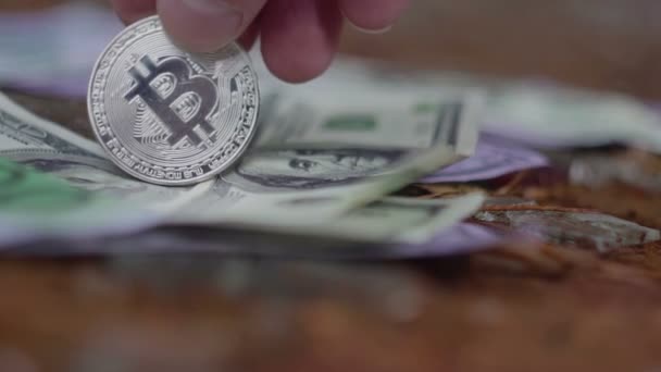 Stříbrný bitcoin roll a otočit na pozadí peníze. Dolar, euro — Stock video