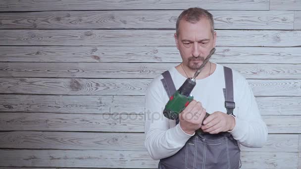 Is de klant betaalt voor het werk van de bouwer — Stockvideo