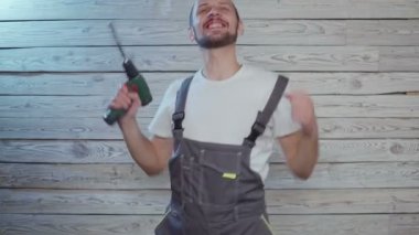 dans eden inşaat işçisi ve düşen para