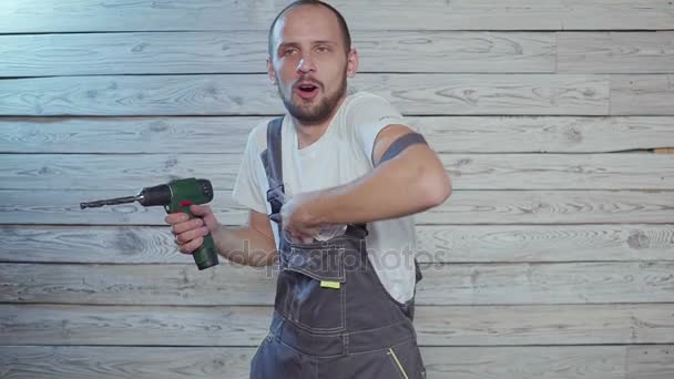 Dansen bouwvakker met geld en boren in zijn hand — Stockvideo