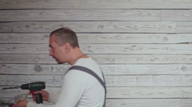 İnşaat işçisi para ile dans ve elinde matkap