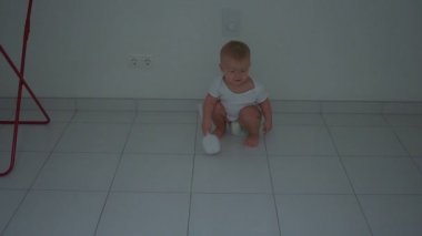 Tuvalet temizleme fırçası ile erkek bebek