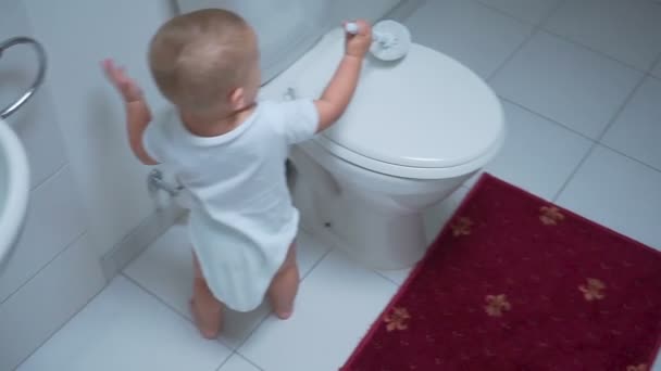 Bébé garçon avec brosse de nettoyage des toilettes — Video