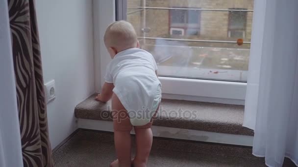 El chico en la ventana — Vídeo de stock