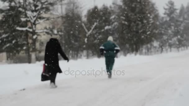 Αρσενικό δρομέας τρέχει μαραθώνιο χειμώνα, χιονοπτώσεις — Αρχείο Βίντεο