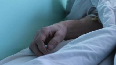 Ameliyat hastanede yatıyor sonra el mans