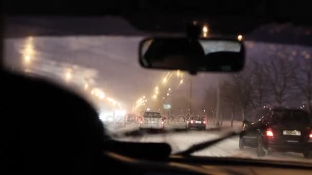 Ruch uliczny w zimie w nocy — Wideo stockowe