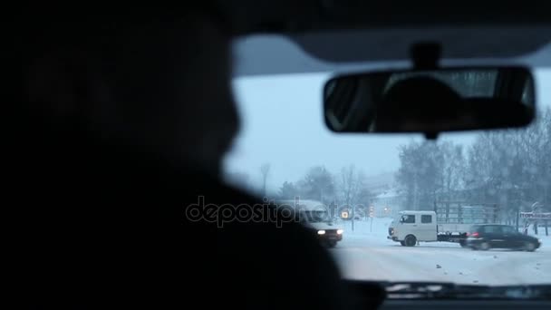 Stadtverkehr im Winter am Morgen — Stockvideo