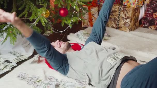 Człowiek z dużą ilością dolarów w noc Bożego Narodzenia — Wideo stockowe