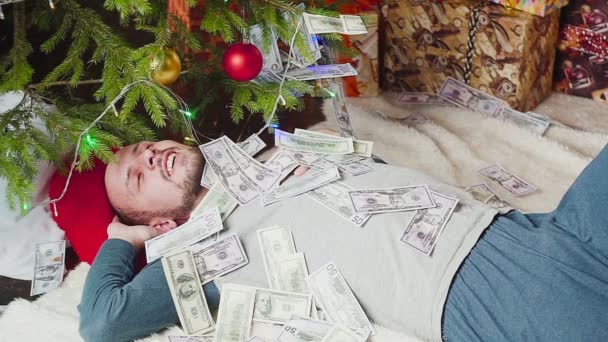 Un uomo con molti dollari la notte di Natale. — Video Stock