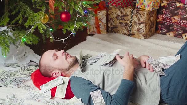 Чоловік з великою кількістю доларів в різдвяну ніч — стокове відео