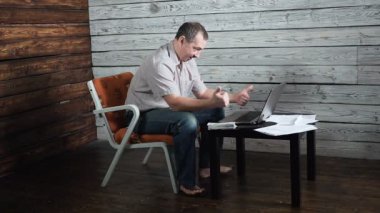 elli yıl yaşlı deli adam online hesap denetler ve kazanan dizüstü bilgisayarında kutluyor