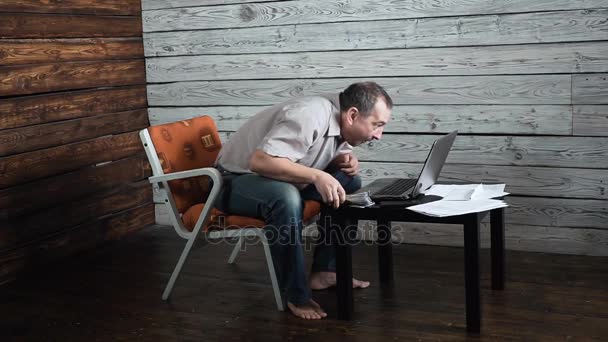 Hombre loco de cincuenta años de edad comprueba cuenta en línea y celebra ganar en su computadora portátil — Vídeos de Stock