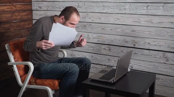 Happi freelancer Hombre recibiendo buenas noticias de la computadora — Vídeos de Stock