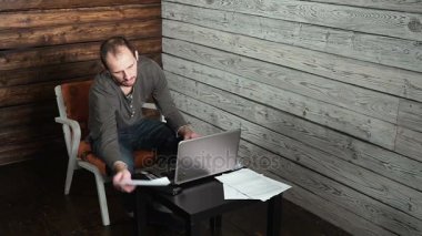 serbest meslek sahibi adam para dolar ve sözleşme ile mutlu posta var