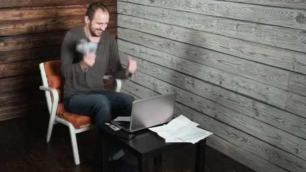 Homem freelancer tem correio feliz com dinheiro dólares e contrato — Vídeo de Stock