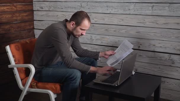 Happi freelance Homme recevant de bonnes nouvelles de l'ordinateur — Video