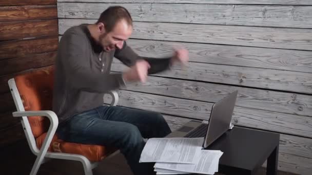 Happi freelance Homme recevant de bonnes nouvelles de l'ordinateur — Video