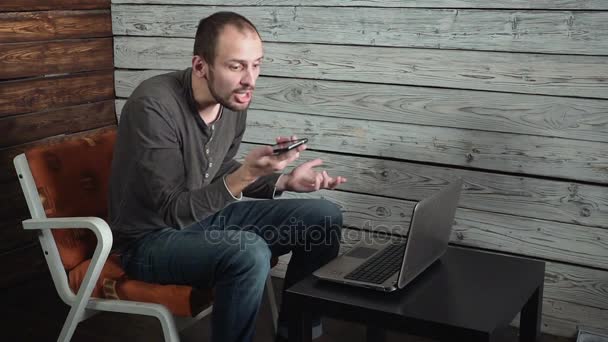 Un jeune homme avec ordinateur portable recevant des nouvelles négatives, contrarié et surpris — Video