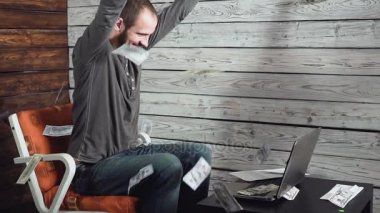 iş, insanlar, başarı ve servet kavramı - Doları para atma ve Office masada oturan mutlu işadamı