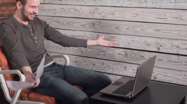 serbest meslek sahibi adam para dolar ve sözleşme ile mutlu posta var