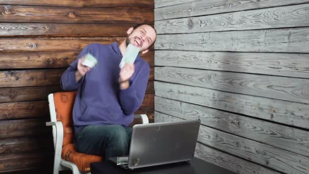 Бізнес, люди, успіх і концепція статку - щасливий бізнесмен кидає євроролики і сидить за столом в офісі — стокове відео