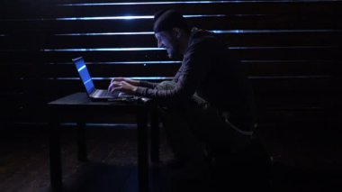 komik komik hacker bir siber saldırı ile bir dizüstü bilgisayar ve onun elinde silah taahhüt eder.