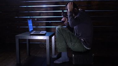 komik komik hacker bir siber saldırı ile bir dizüstü bilgisayar ve onun elinde silah taahhüt eder.