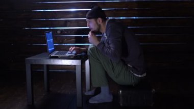 komik komik hacker bir siber saldırı ile bir dizüstü bilgisayar ve onun elinde silah taahhüt eder.