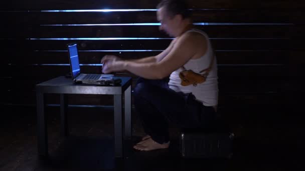 Сумасшедший игрок средних лет с ноутбуком — стоковое видео
