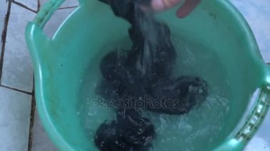Closeup çorap havzasında el yıkama. mens personel, çorap yıkama. Yalnız ve mutsuz men kavramı